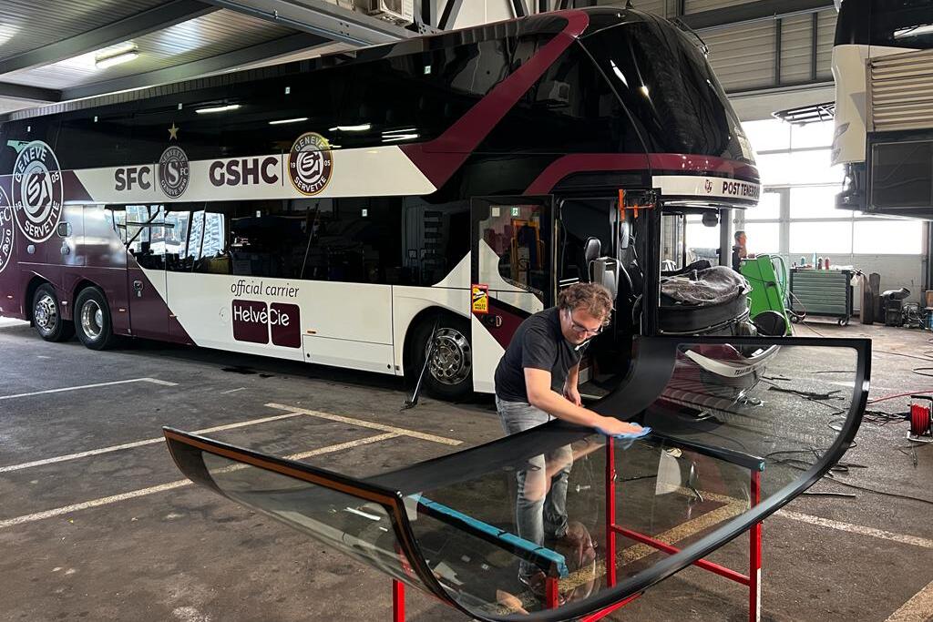 Techniker von Auto-Busglas bei der Arbeit an einem Bus